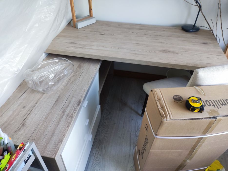 Secretaria em L com gavetas e prateleiras