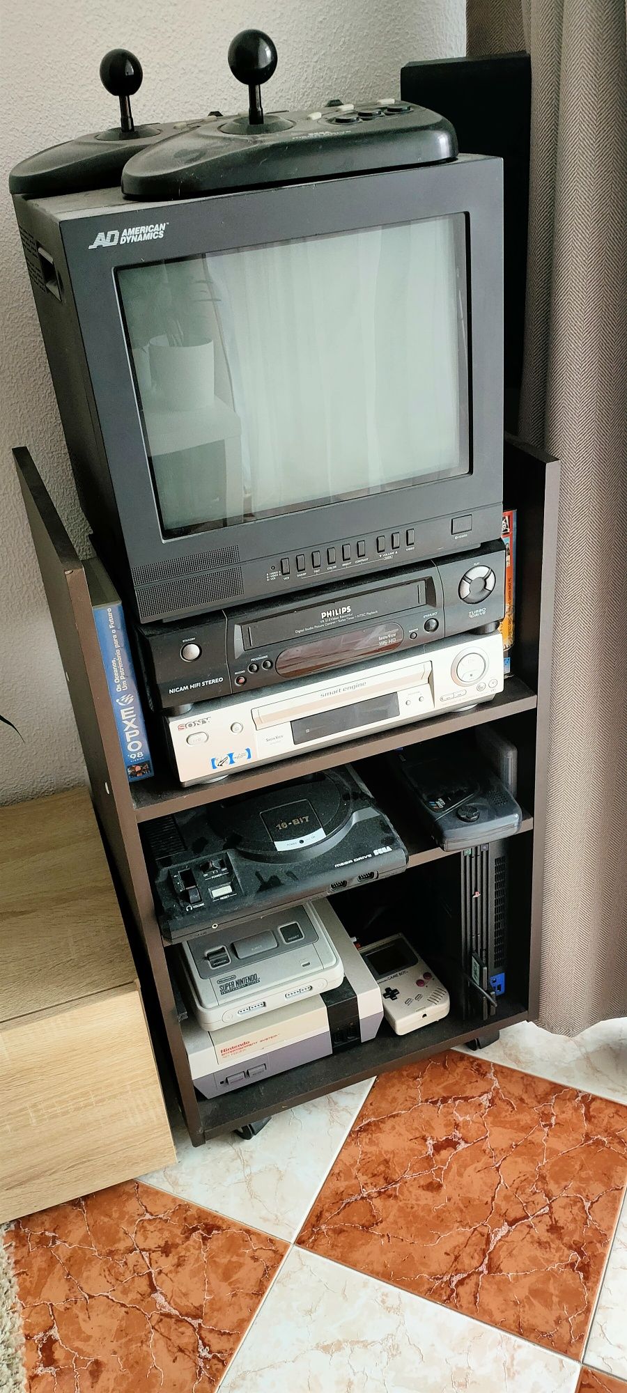 Monitor CRT American dynamics para retro gaming