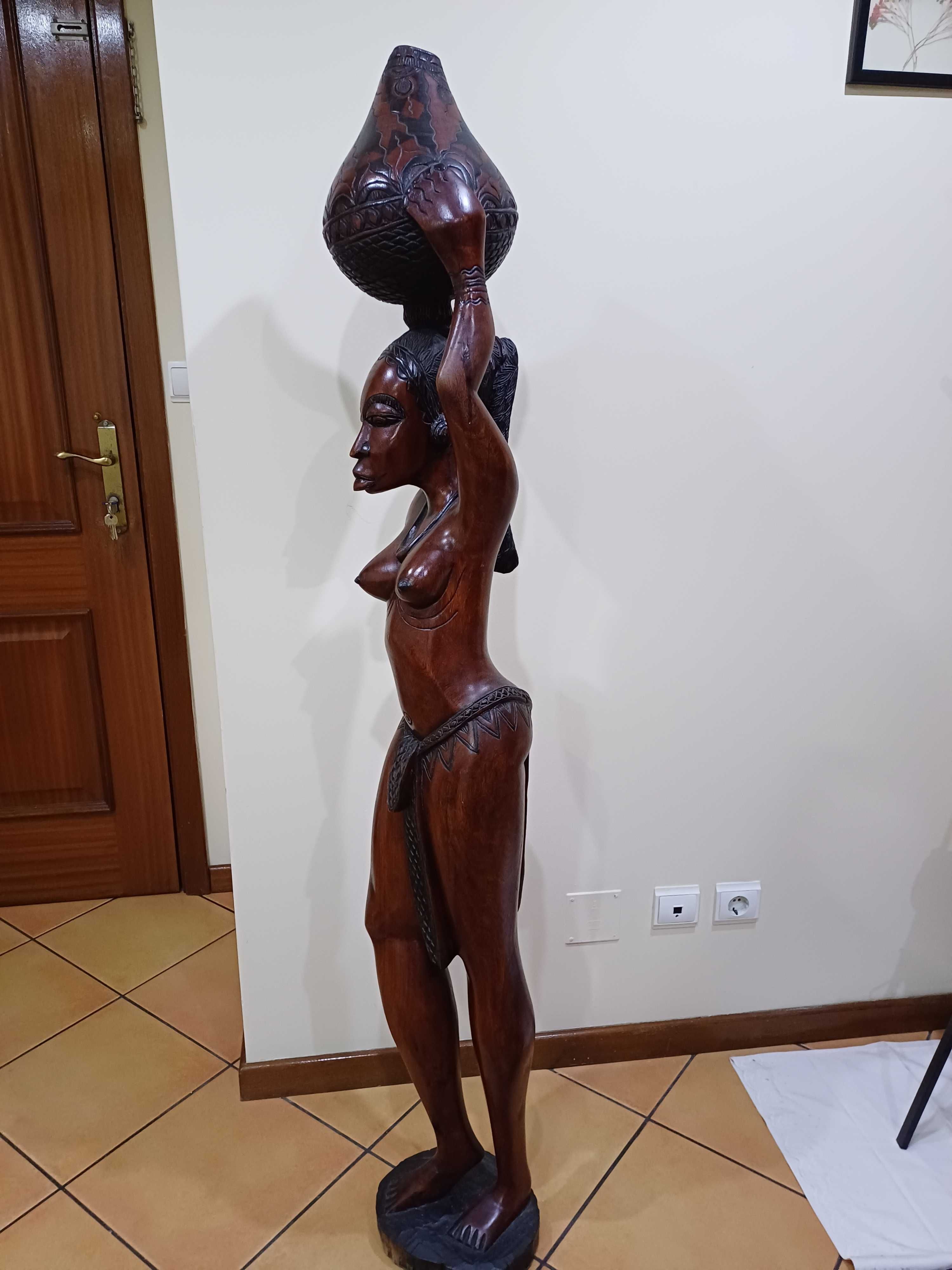 Estátua/boneca pau preto