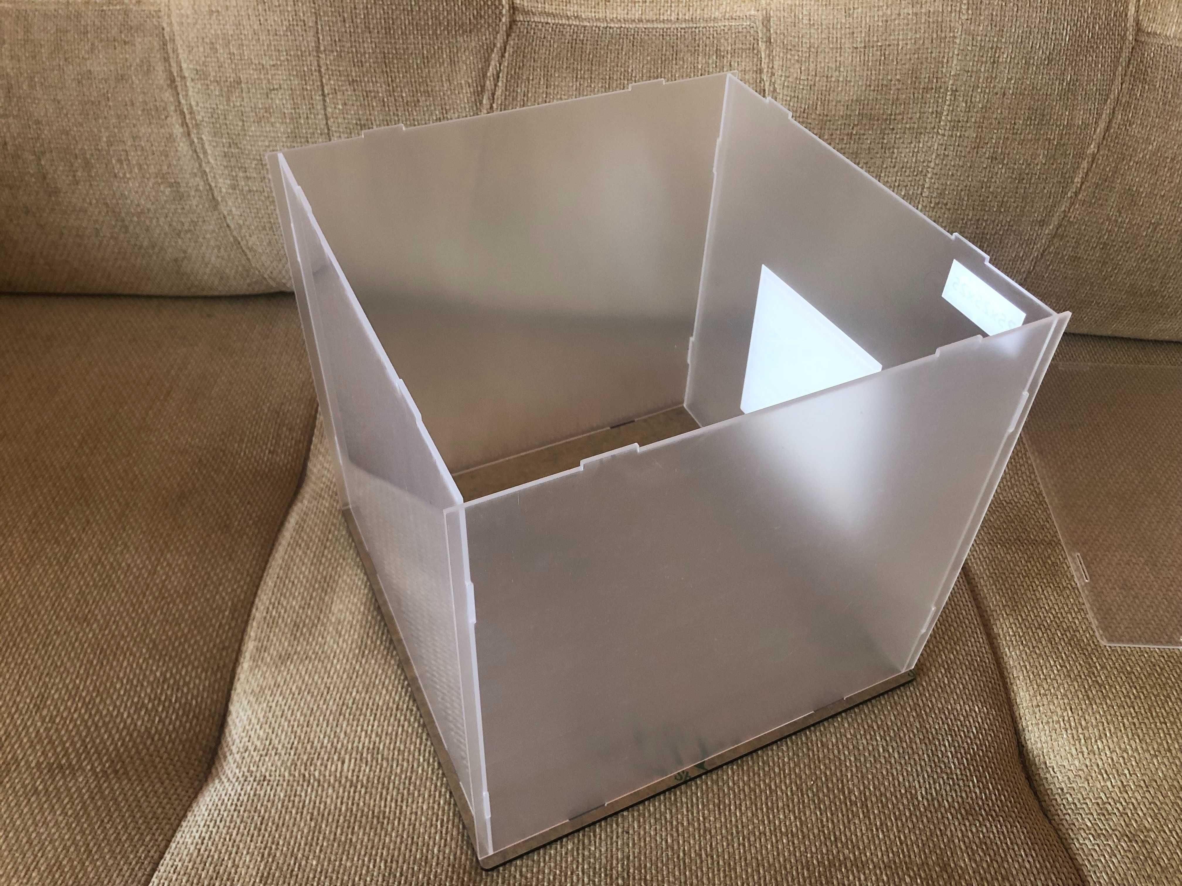 Akrylowa gablotka, witryna pudełko 25 cm
