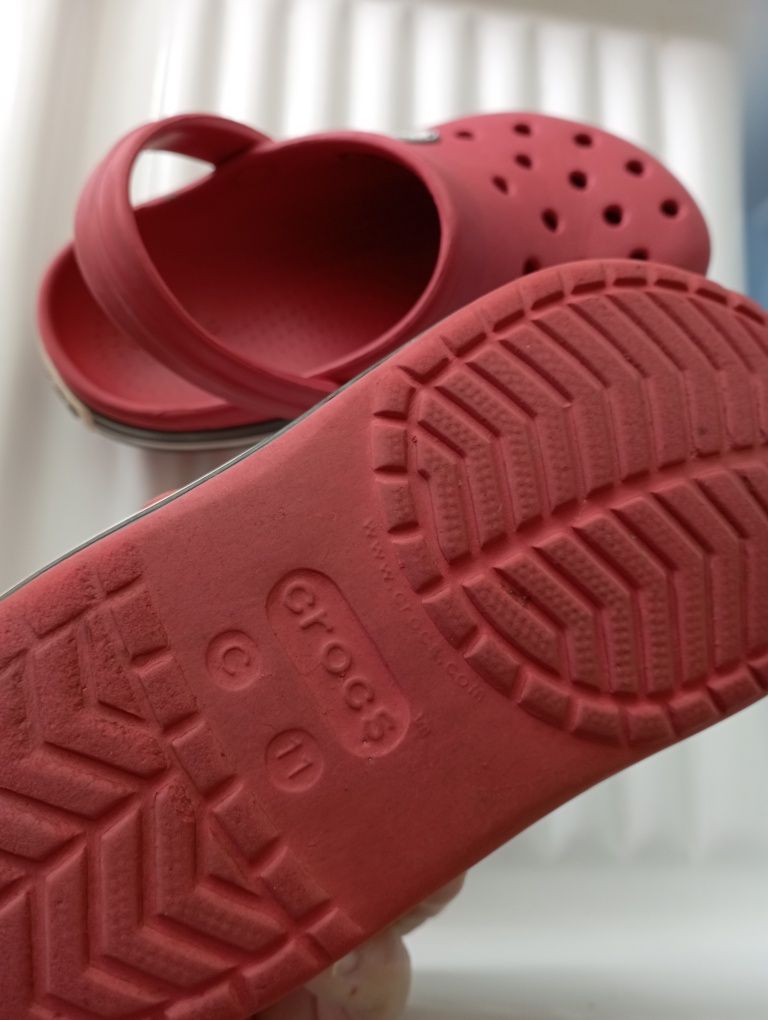 Crocs tamanho 28