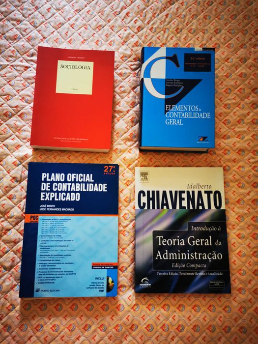 Vendo livros de faculdade quase novos