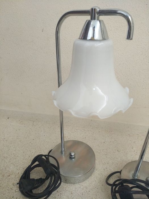 Par de candeeiros de mesinha, estrutura metálica com tulipa em vidro