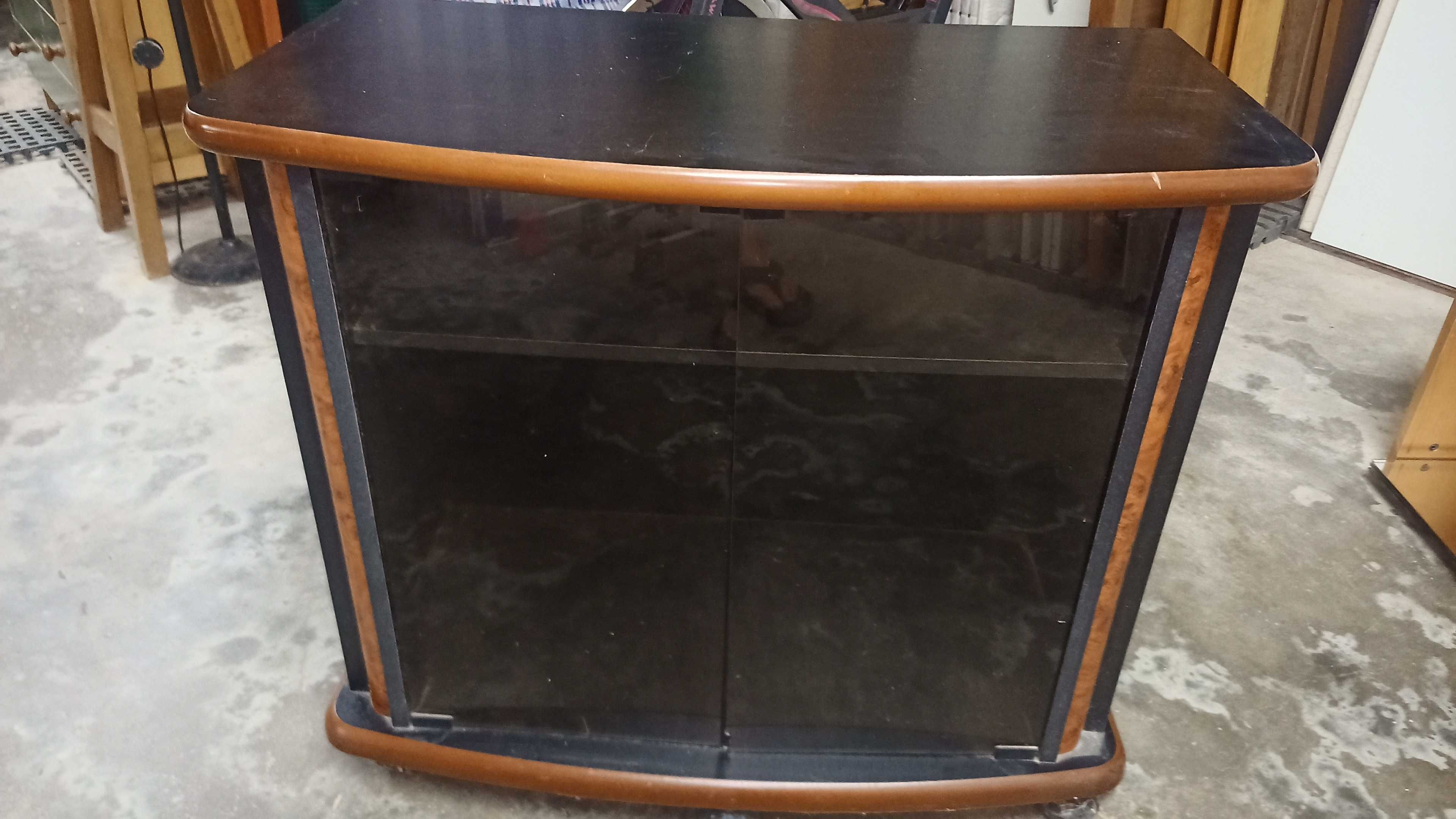Móvel de audiovisual preto com portas de vidro