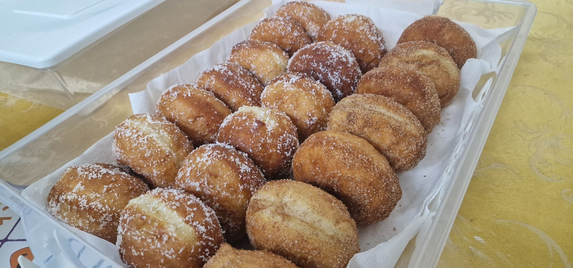 Bolos, bolinhos e acompanhamentos de aniversário.