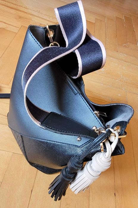 Torebka tote bag z brelokiem MOHITO czarna