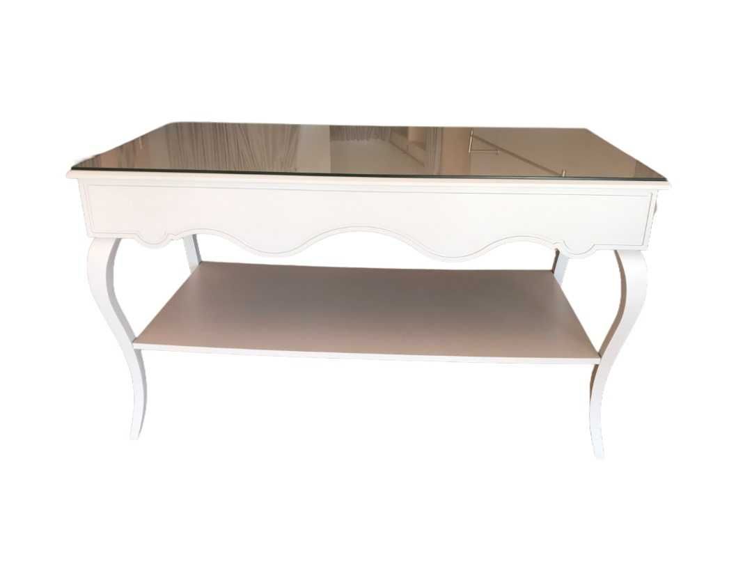 Mesa com pernas torneadas