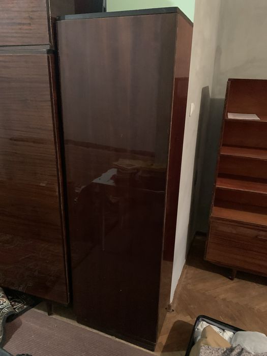 Лакована вінтажна шафа