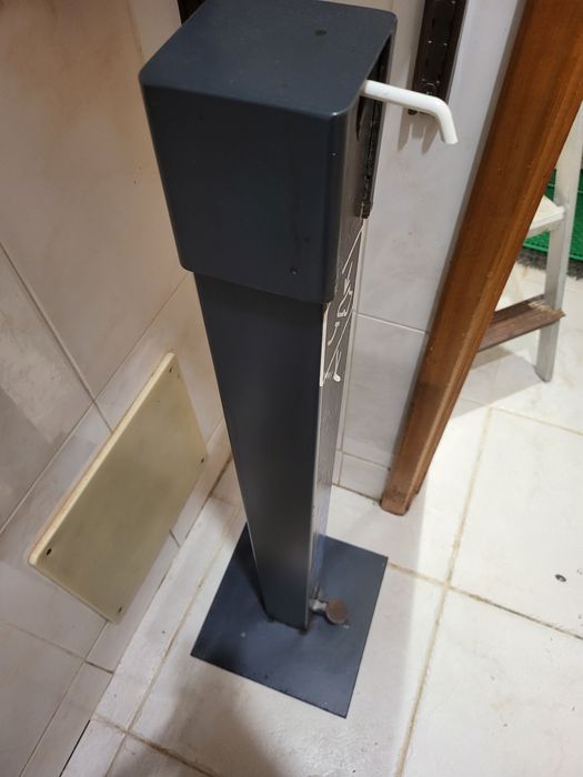 Dispensador de álcool gel com pedal
