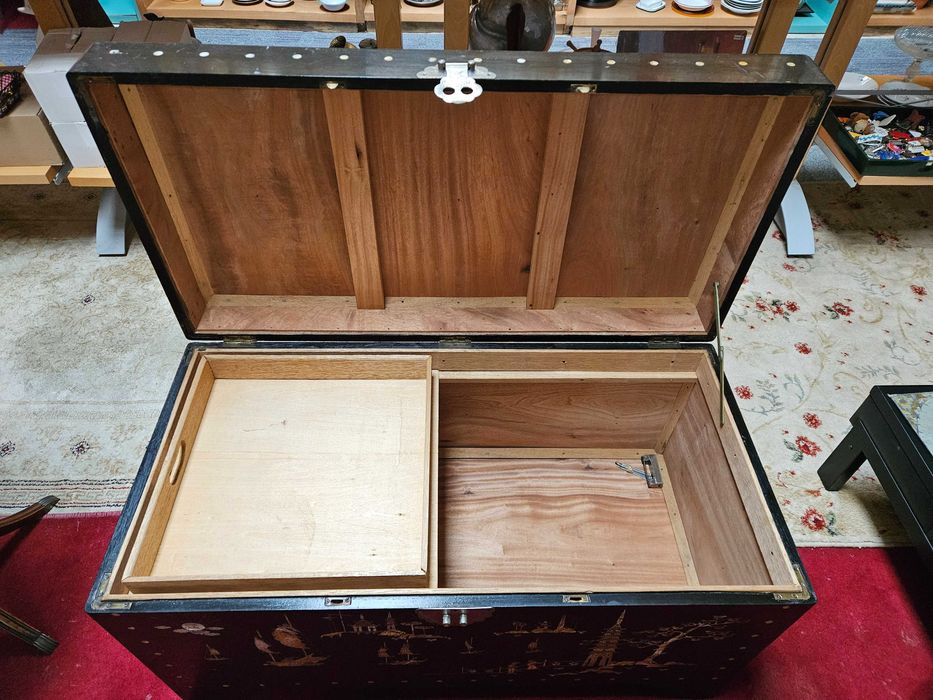 ARCA ORIENTAL EM CÂNFORA - Com ricos motivos decorativos