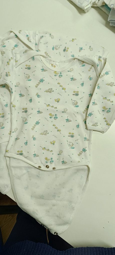 2 bodys de manga comprida para bebé.. usados. 4 meses
