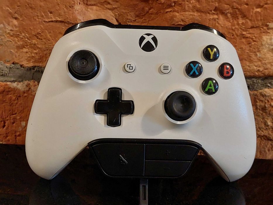 Konsola Microsoft XBOX ONE S 1TB 1681 napęd PAD gry FIFA słucha plomba