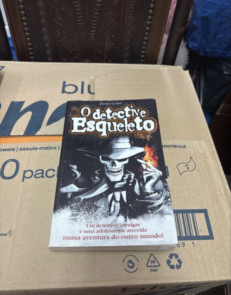 Livro: o detective esqueleto