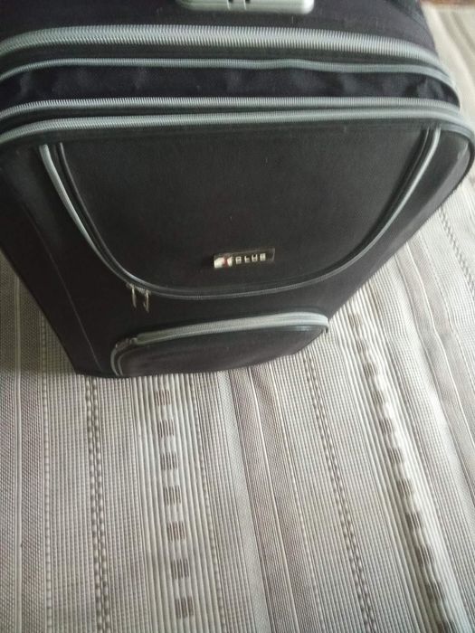 Дорожный чемодан с выдвижной ручкой ,на колесиках