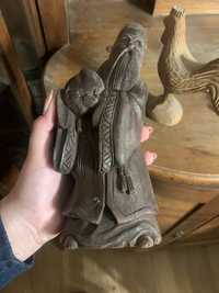 Drewniana figurka mnich
