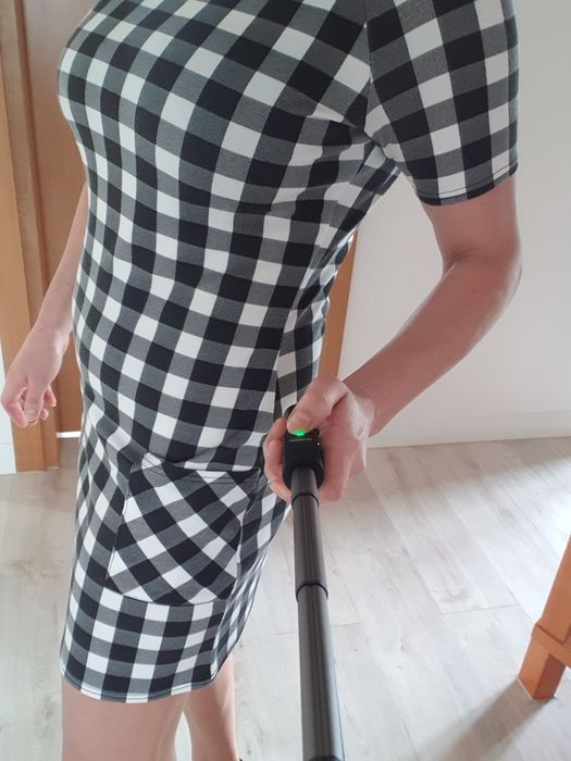 Sukienka w kratkę czarno biała