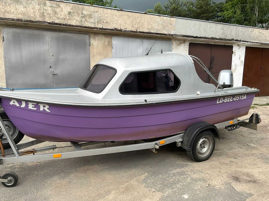 Motorówka kabinowa z silnikiem zaburtowym Honda 50 KM i przyczepą.