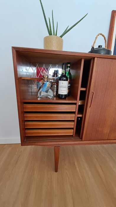 Aparador de Estilo Escandinavo (Mid-Century Modern)