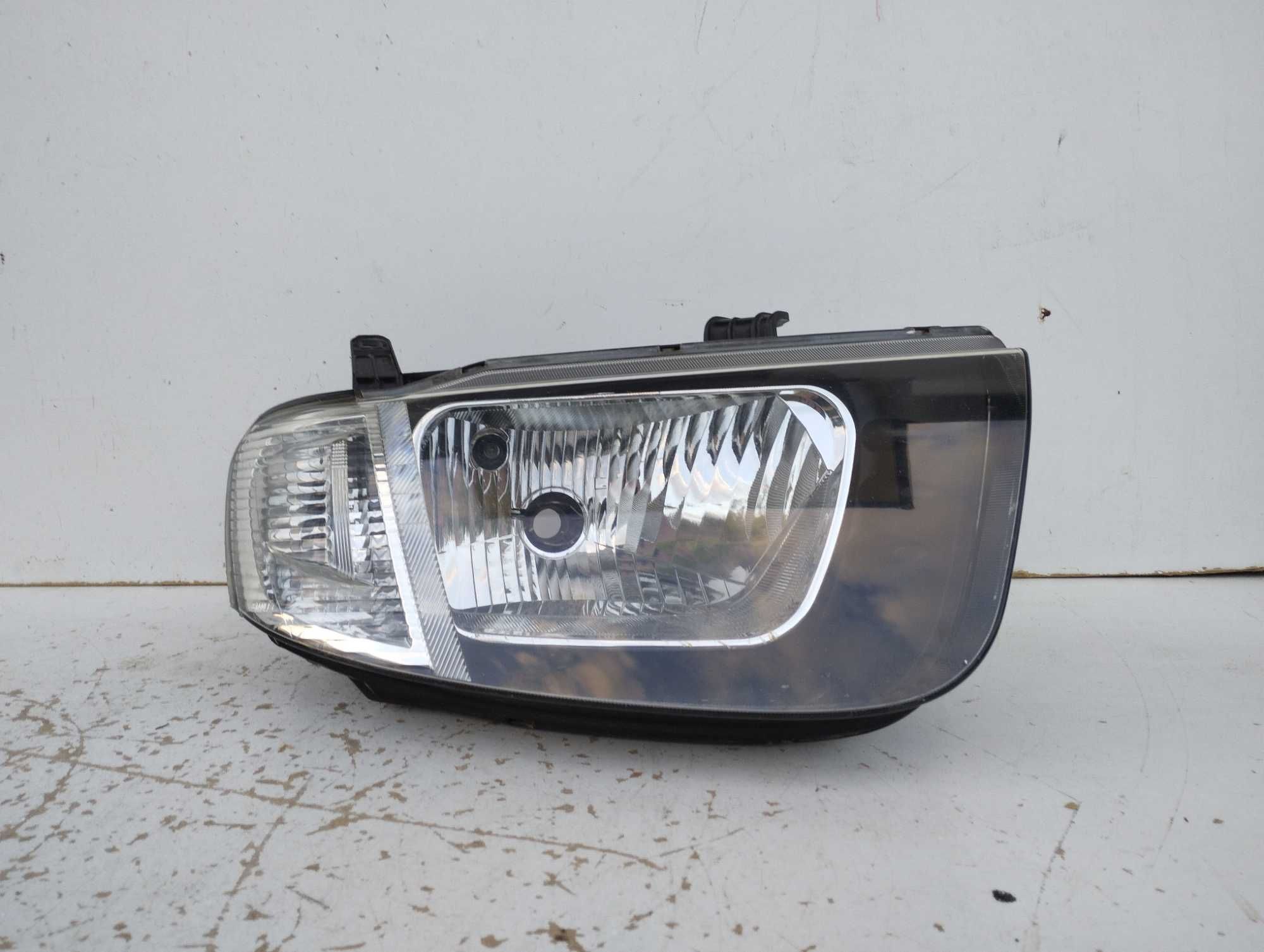 Mitsubishi L200 lampa przednia prawa EUROPA