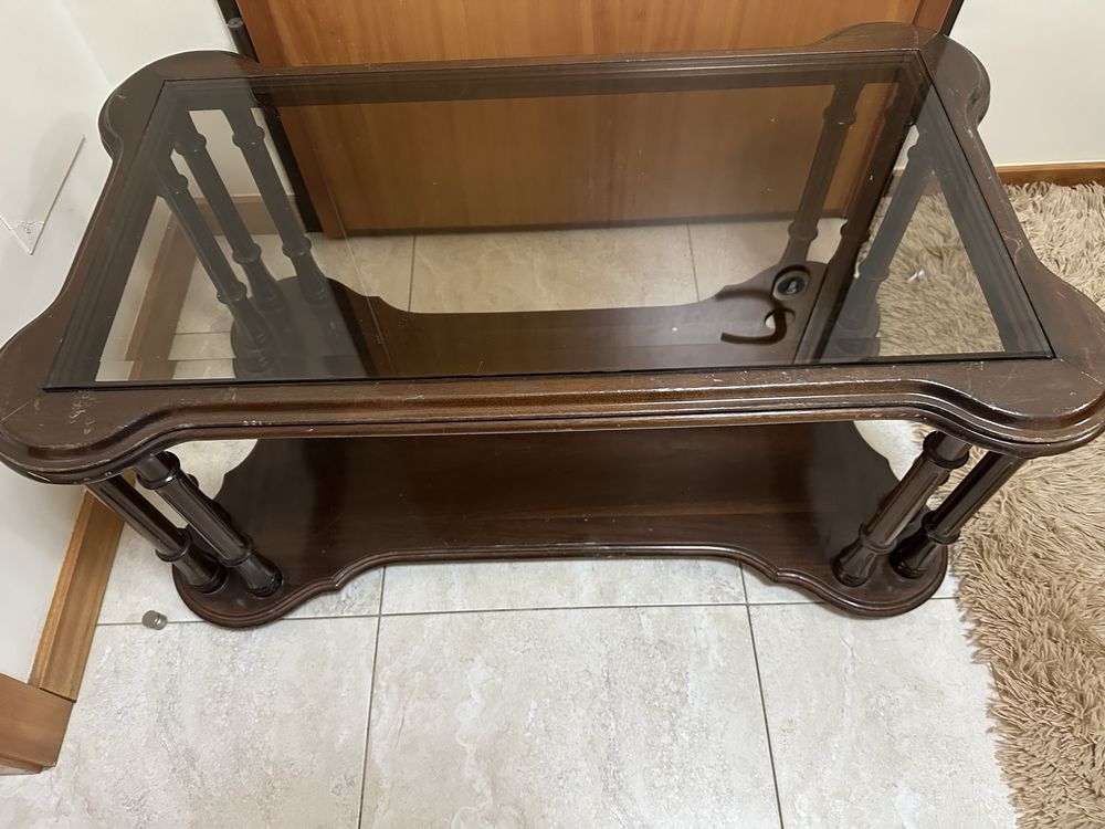 Mesa de centro com tampo de vidro