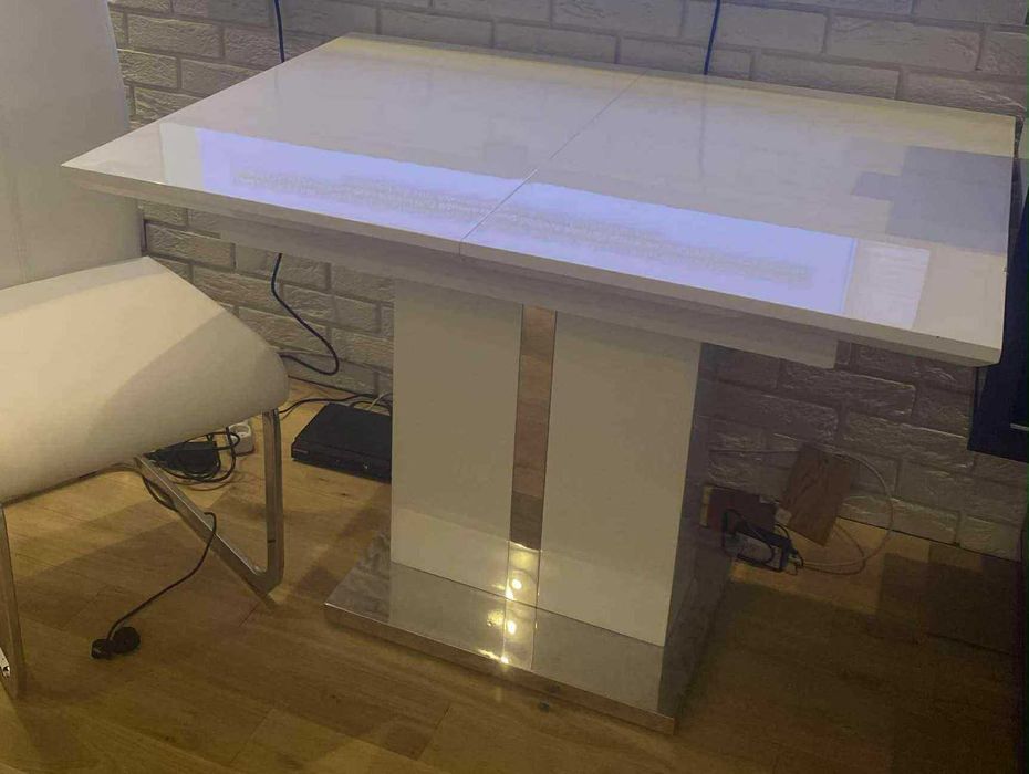 Nowoczesny biały stół rozkładany