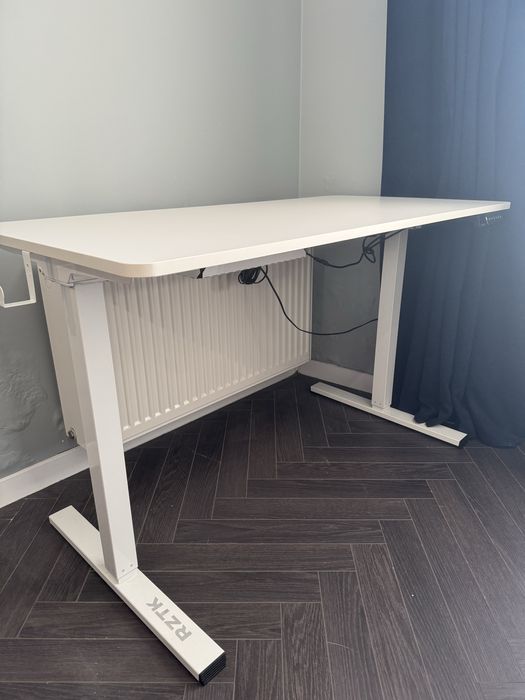RZTK eDesk Стіл з електропідйомом. Регулювання висоти