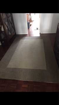 2 carpetes em beje e castanho