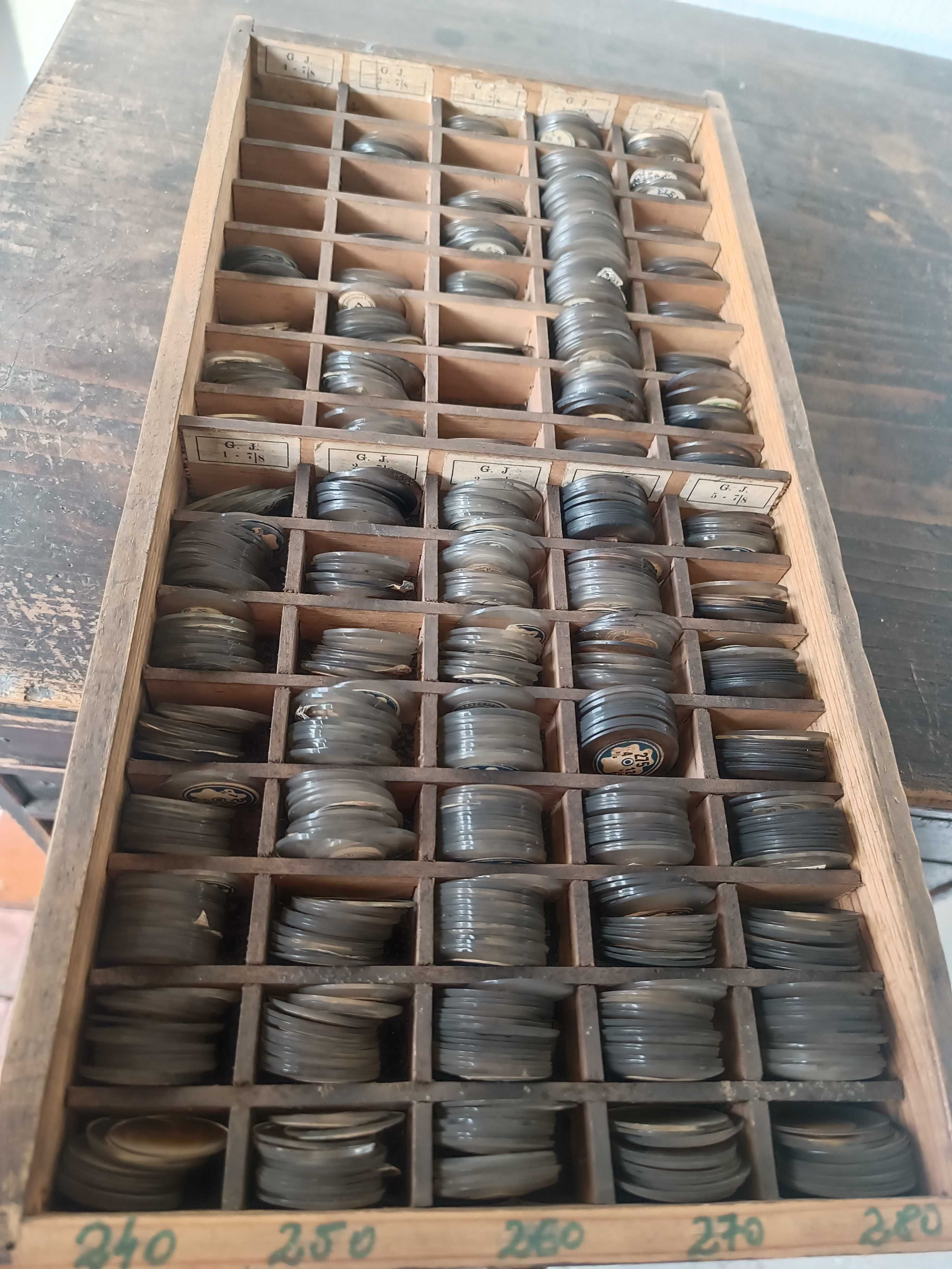 Stara drewniana szafka ze szklanymi szkiełkami do zegarków