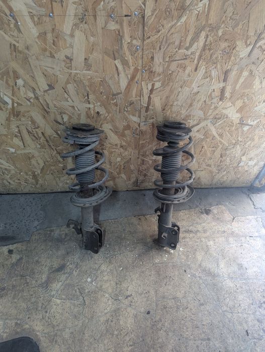 Стойки в зборі Nissan leaf 2014