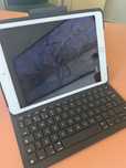iPad 8 32 GB WiFi z klawiaturą Logitech
