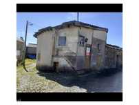Moradia geminada T2 para reconstruir
