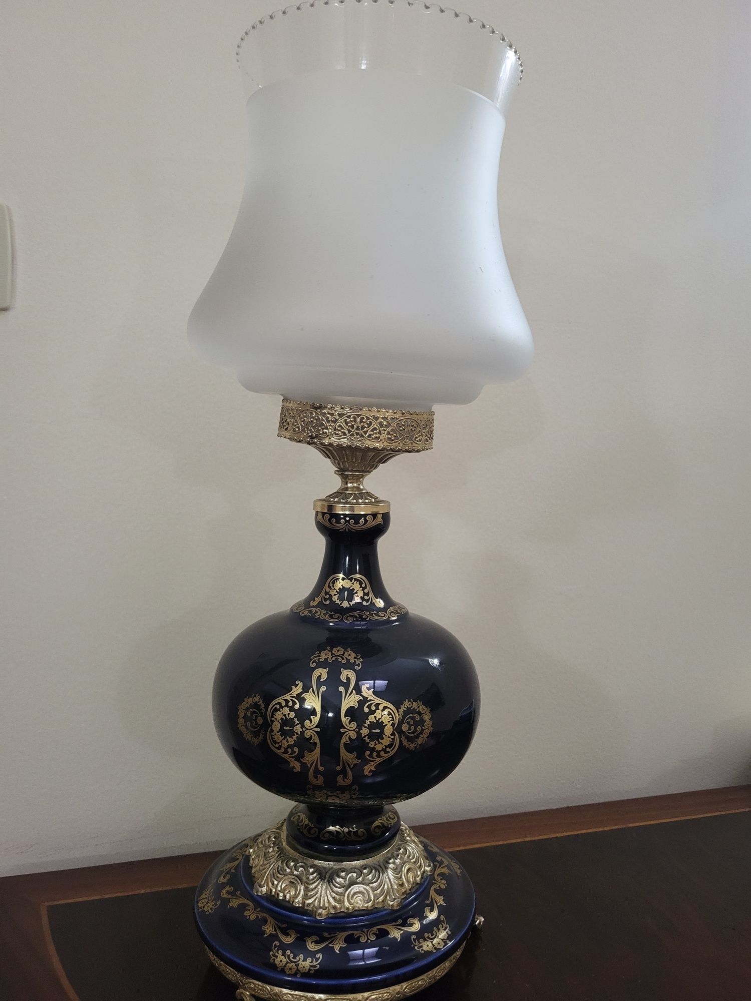 Candeeiro em Porcelana Limoge, com abajour vidro, em azul cobalto.