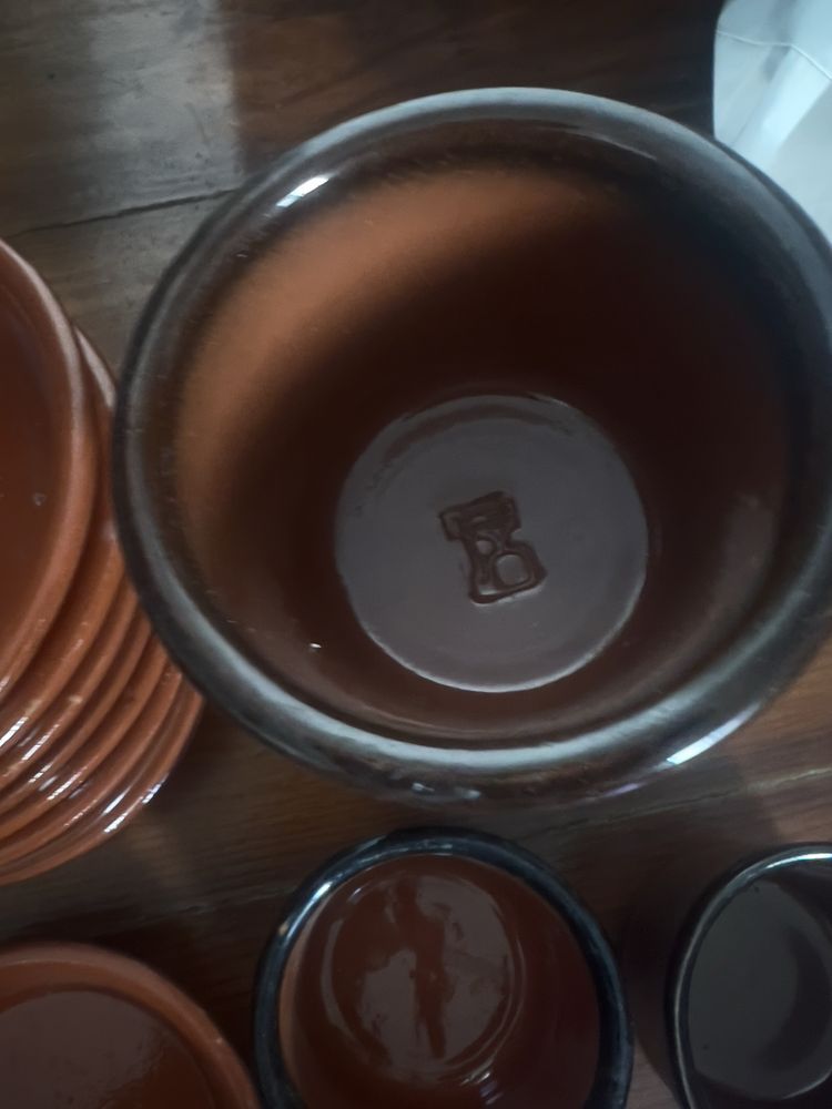 Copos e taças em barro novas.