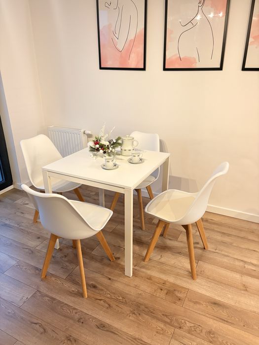 Stolik z 4 krzesłami