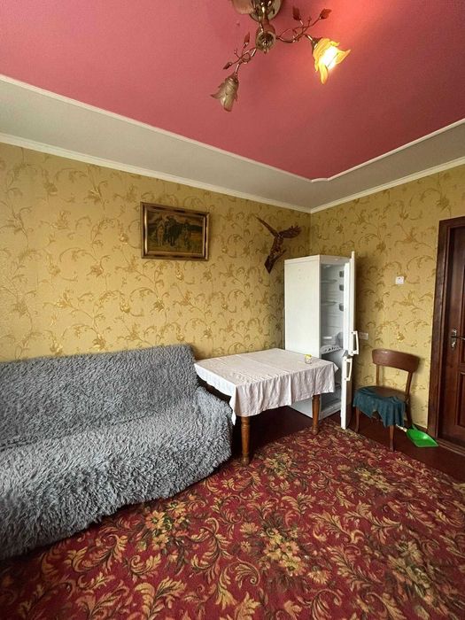 Здається затишна кімната в сімейному гуртожитку!