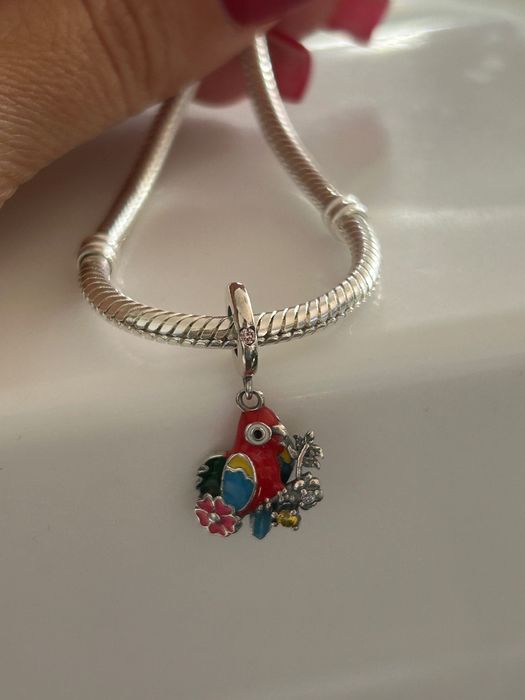 Charm’s srebro papuga