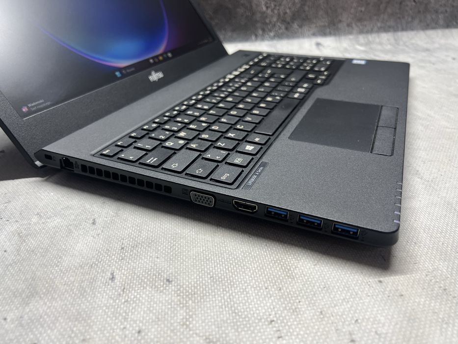 Fujitsu / i5 8250u 3.4GHz / 8 GB DDR4 / 256 SSD / 15.6 FHD / W11 Pro