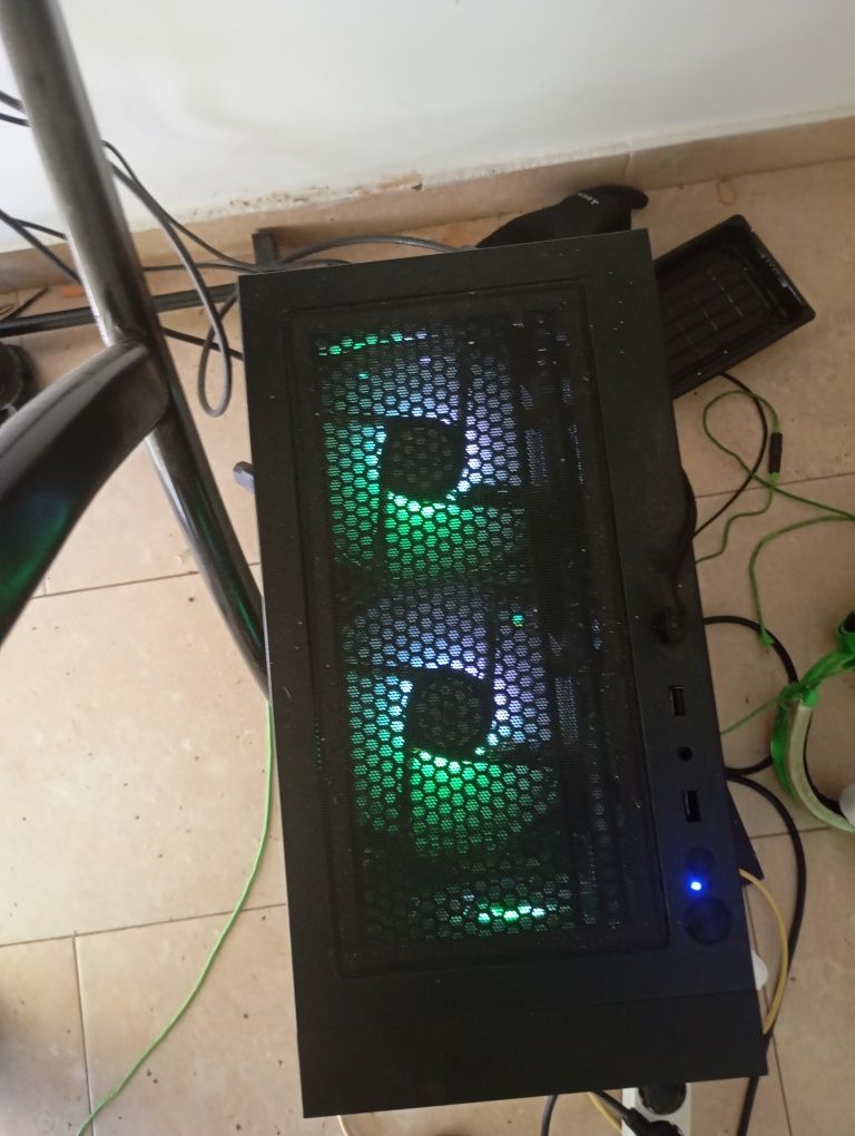 Computador gamer traz monitor junto