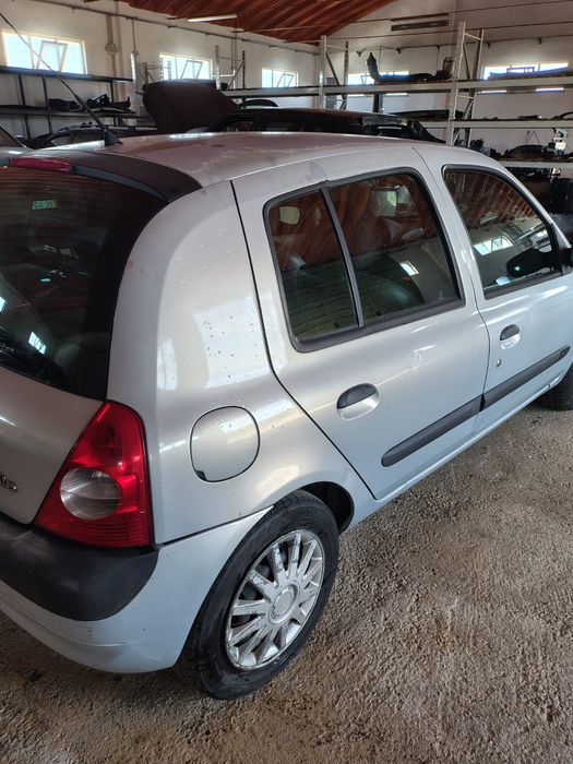 Renault clio 1.2 8v ano 2002 para peças todo o material disponível
