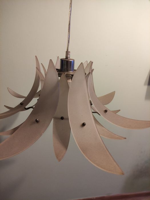 Lampa w kształcie kwiatka
