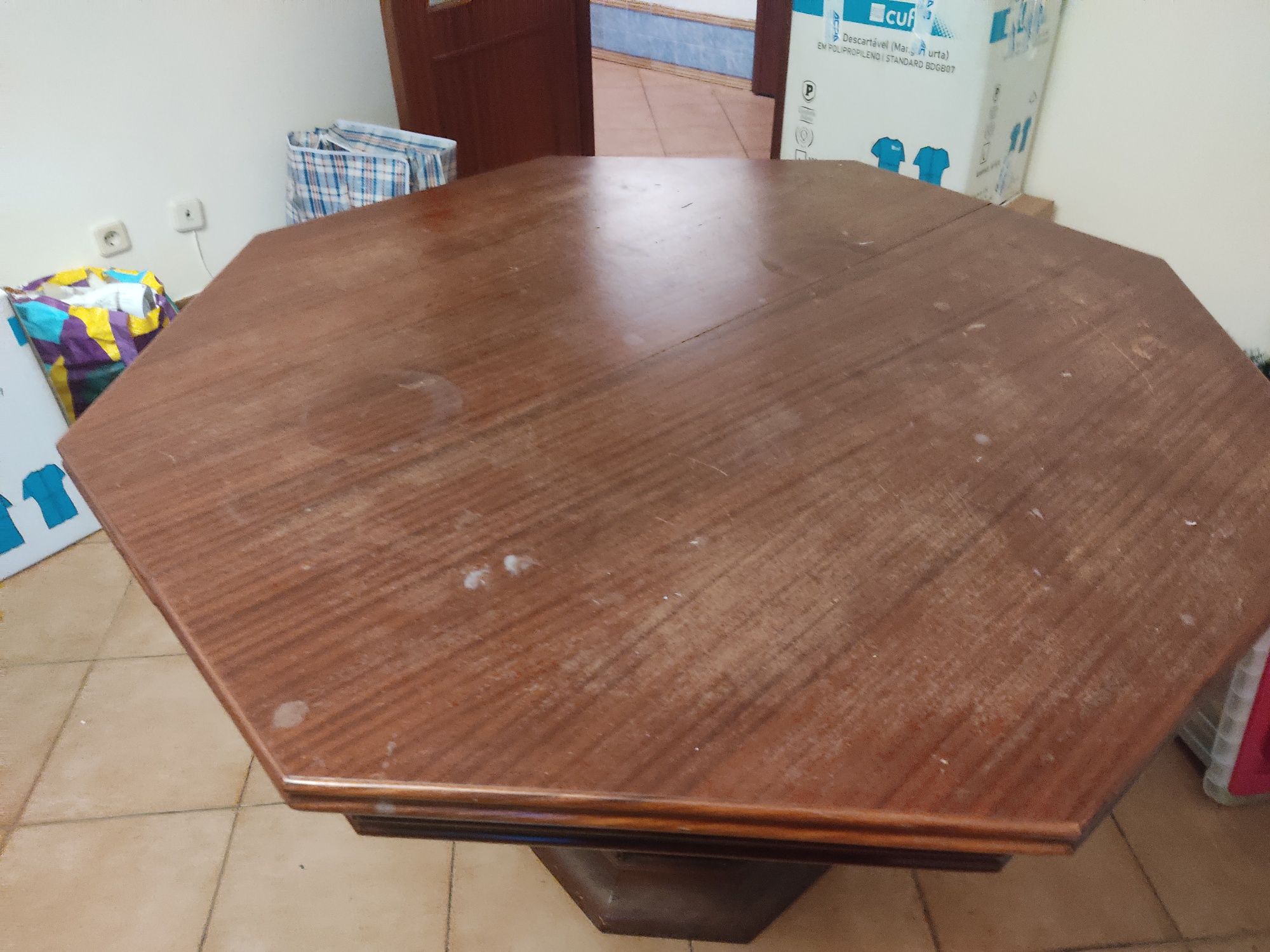 Mesa de sala com algum uso