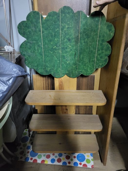 Estante em madeira em forma de árvore