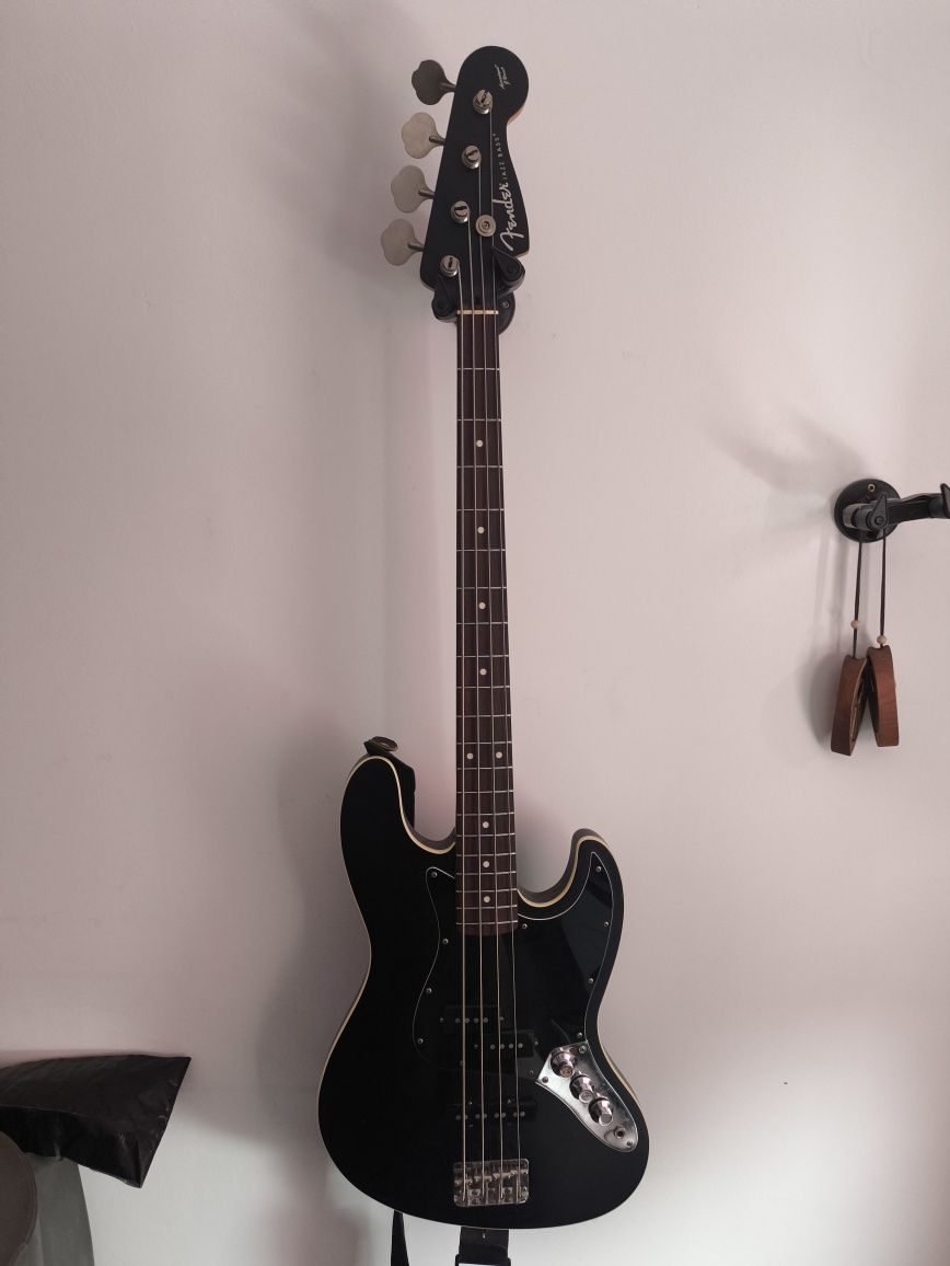 Matowy Fender Aerodyne Jazz Bass Japan