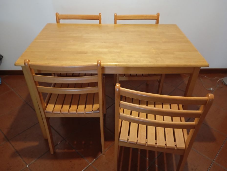 Mesa + 4 cadeiras