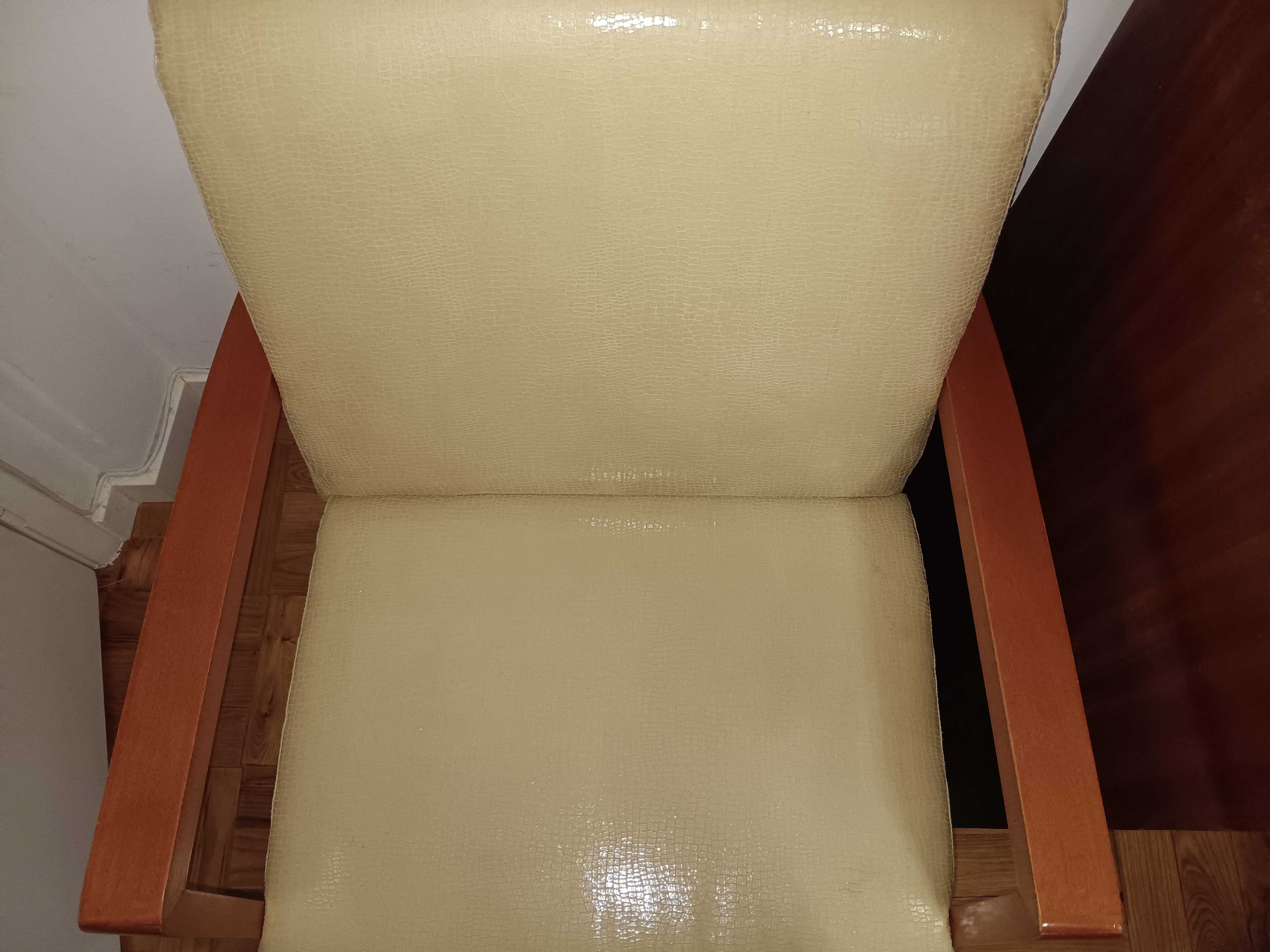 Cadeirão em napa bom estado