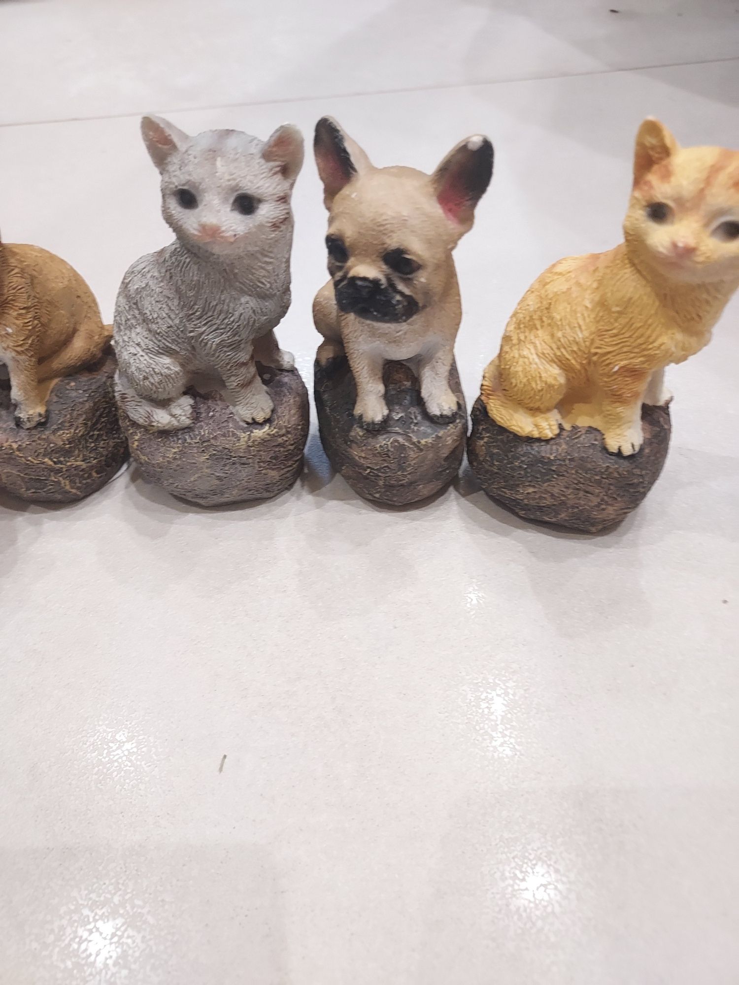 Figurka pies lub kot na kamieniu