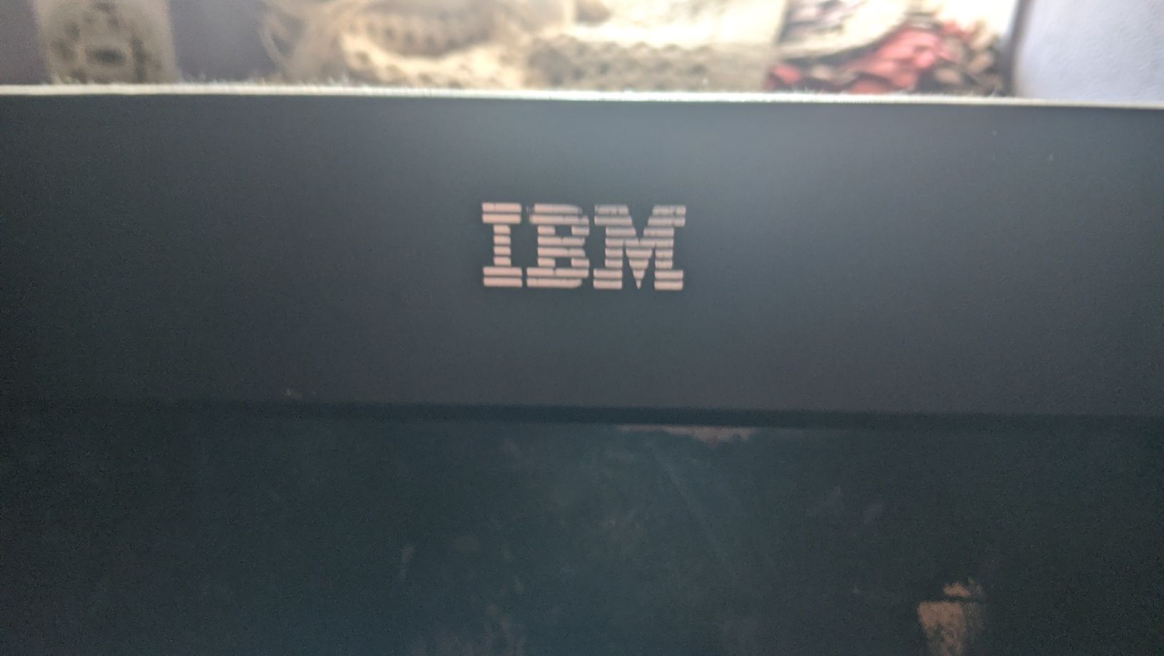 Televisão antiga da marca ibm a funcionar