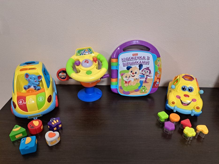 Книжечка з віршиками, руль та машинки
