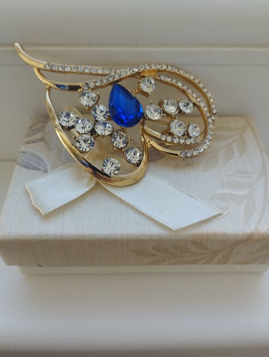 Брошь - новая, бижутерия