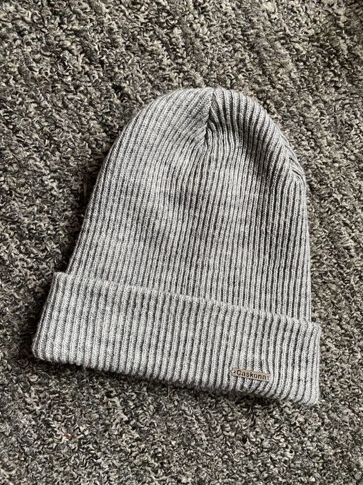 Сіра шапка з підворотом жіноча